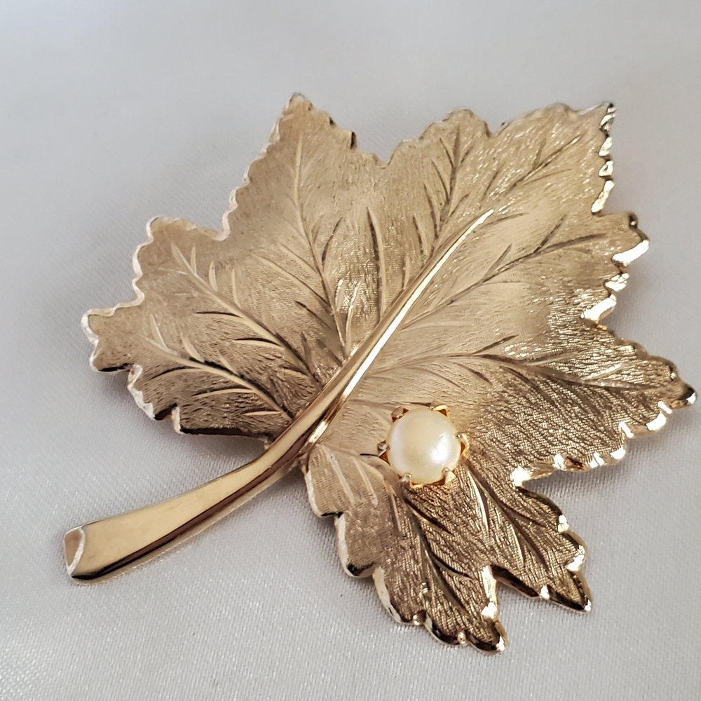 Vintage Sarah Coventry 1967‎ WHISPERING LEAF Pin Gold Tone with Faux Pearl Bold